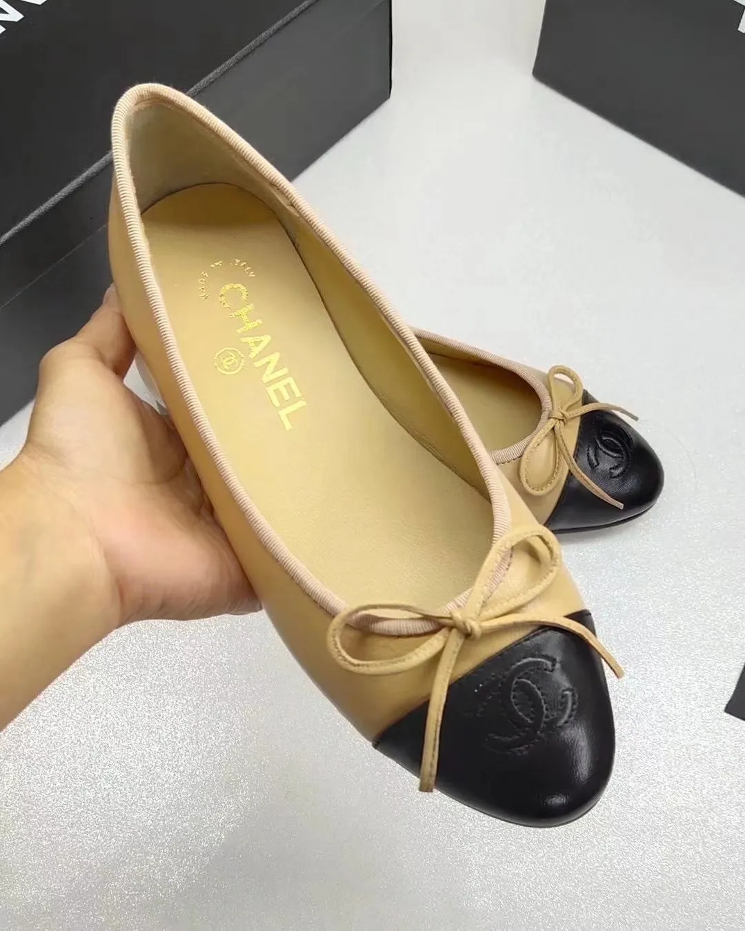 👟👟Ex-factory price 440👟👟 Chanel Chanel, ballet shoes, fashionable items, timeless classics, maintaining elegance. Exquisite style can be seen everywhere on the feet of celebrities and Internet celebrities. Luxury, replica of the popular original that will never fade away, upper; imported mixed sheepskin, inner sheepskin, size 35-41, genuine leather sole. There are too many colors for this type of fabric, please come to us for enquiries.